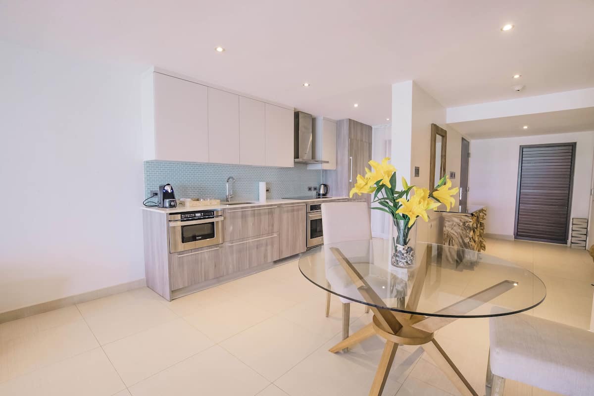 fridge, coffee/tea maker