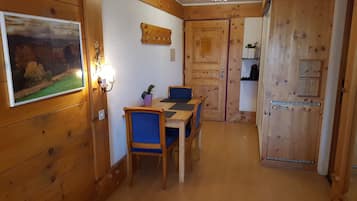Panoramic Studio, Balcony, Mountain View | Makan dalam bilik