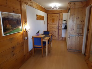 Panoramic-Studio, Balkon, Bergblick | Essbereich im Zimmer