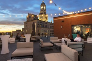 2 bars/lounges, rooftop bar