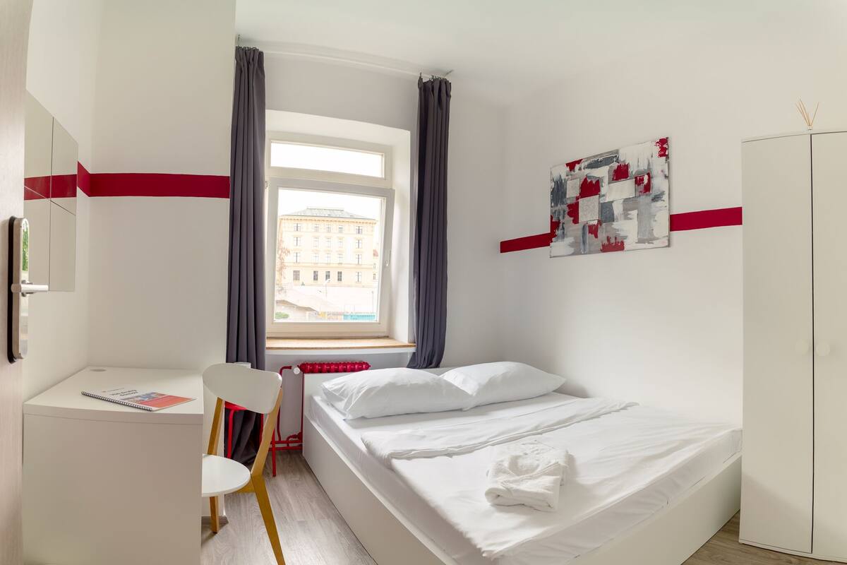 1 bedroom, desk, cribs (surcharge), WiFi (free)