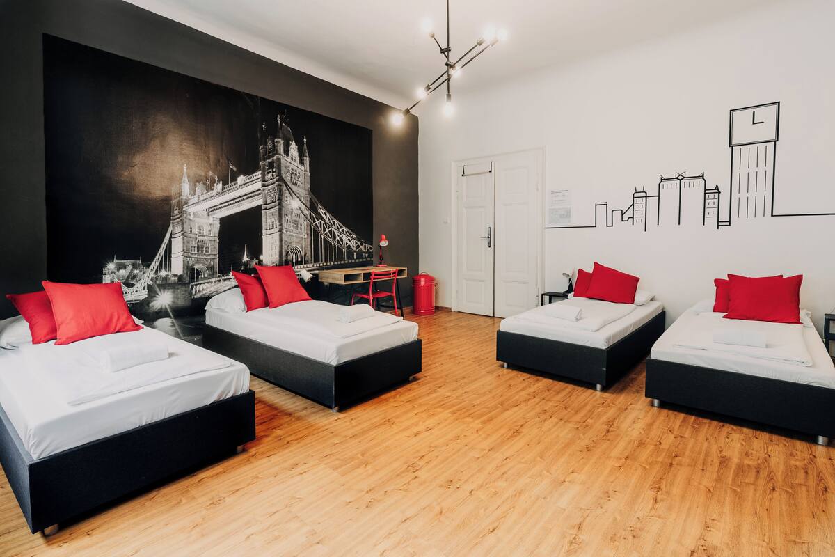 1 bedroom, desk, cribs (surcharge), WiFi (free)