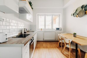 Réfrigérateur, micro-ondes, plaque de cuisson, bouilloire électrique