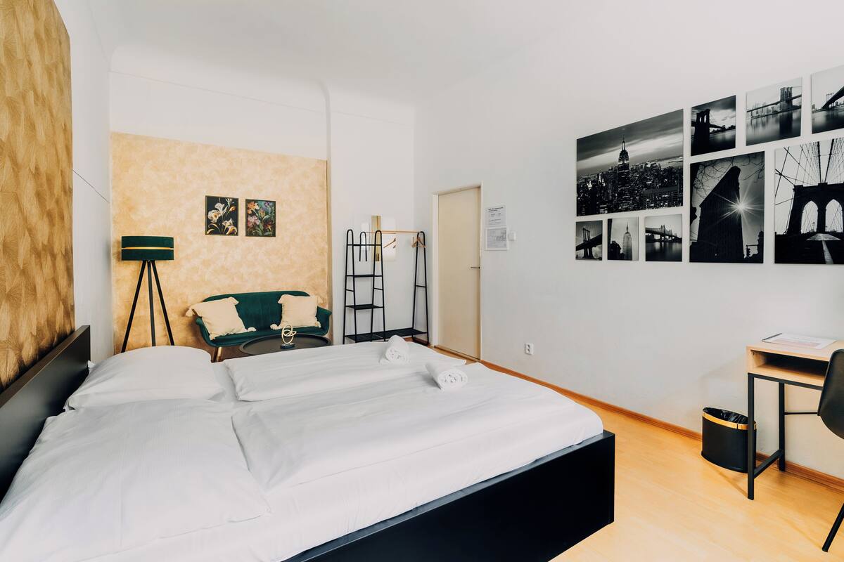 1 bedroom, desk, cribs (surcharge), WiFi (free)