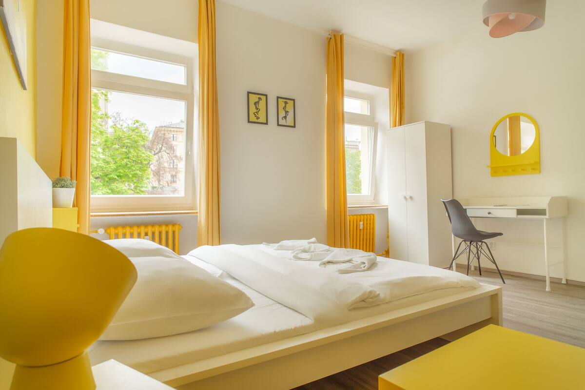 1 bedroom, desk, cribs (surcharge), WiFi (free)