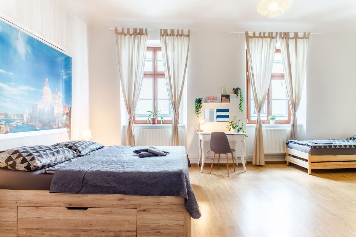 1 bedroom, desk, cots/infant beds, free wifi