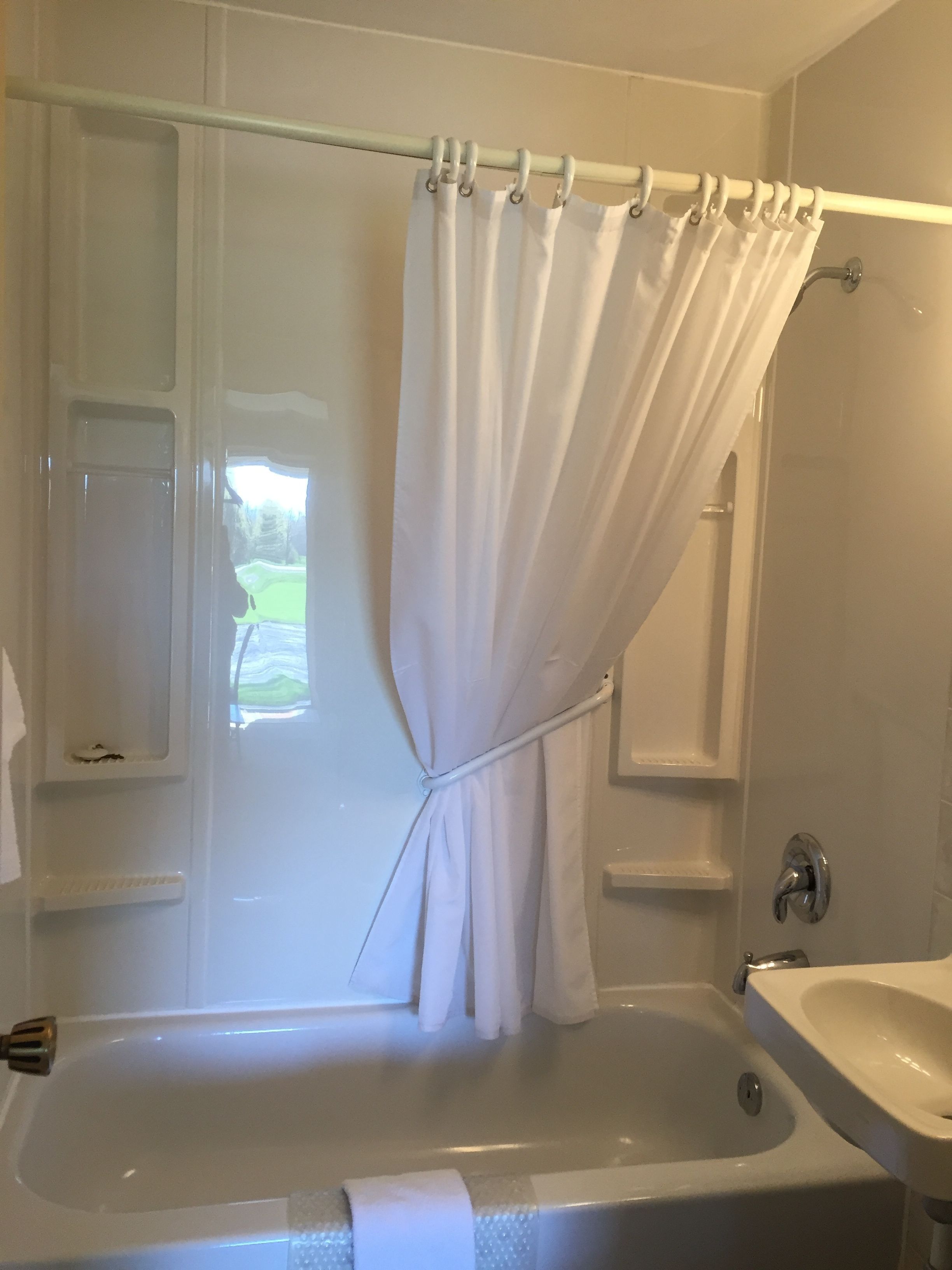 Combined shower/tub, towels
