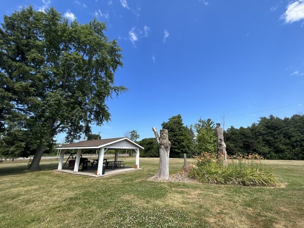 BBQ/picnic area - Dunlop Motel (Ashfield-Colborne-Wawanosh)