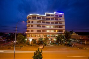 Bagian depan properti - sore/malam