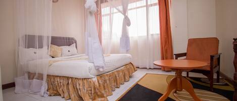 Standaard tweepersoonskamer | Een bureau, gratis wifi