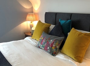 Habitación doble superior | Decoración personalizada, escritorio y tabla de planchar con plancha 