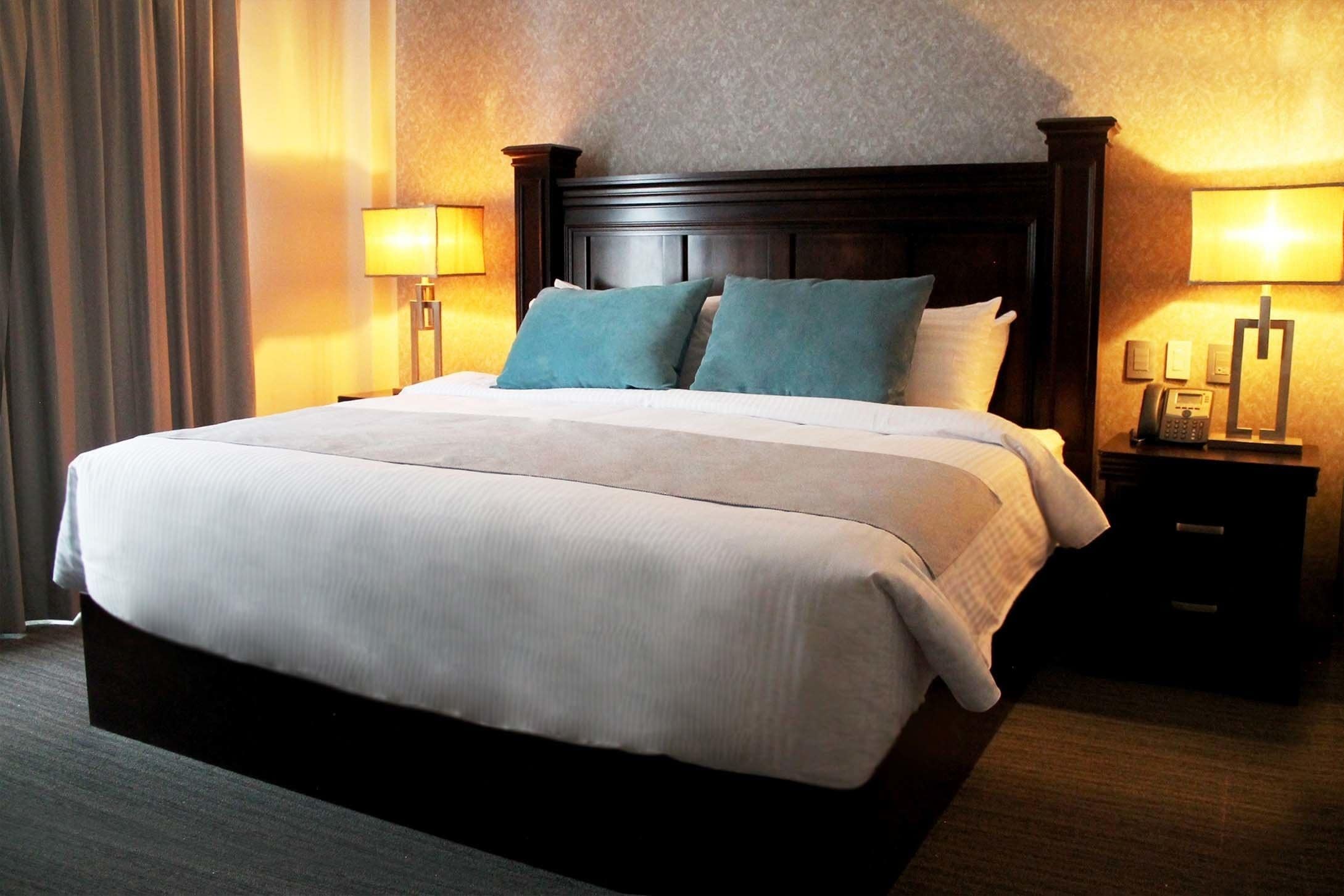 deluxe room, 1 king bed | in-room safe, desk, iron/ironing board, free wifi