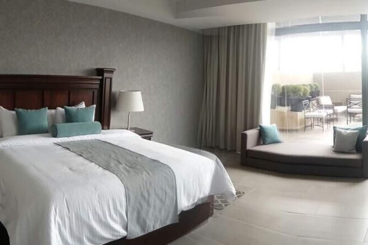 In-room safe, desk, iron/ironing board, free WiFi