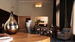 A modern hotel room with a wooden dining table, a large vase, and a chandelier. - Gran Hotel Concordia San Luis Potosí (San Luis Potosi)