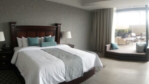 A hotel room with a large bed, a TV, a desk, and a balcony with a view. - Gran Hotel Concordia San Luis Potosí (San Luis Potosi)