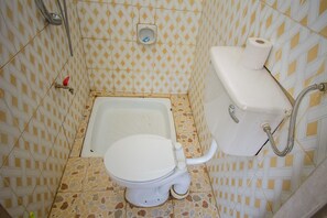 Deluxe dubbelrum | Badrum | Badkar/dusch, regndusch, gratis toalettartiklar och tofflor