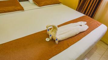 Standard Double Room | Laptop workspace, free WiFi