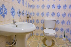 Standard Double Room | Bathroom