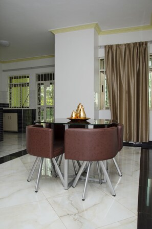 Suite | In-room dining