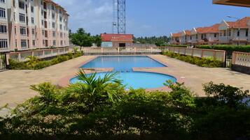 Una piscina al aire libre