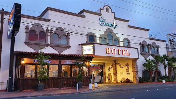 Un hotel con un letrero que dice 'Cosmos Hotel' y un precio de $795.