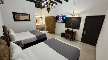Habitación estándar, 2 camas matrimoniales | Escritorio, tabla de planchar con plancha y wifi gratis