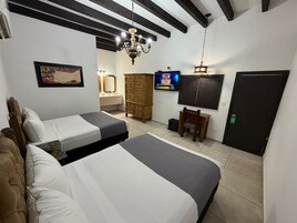 Habitación estándar, 2 camas dobles | Escritorio, tabla de planchar con plancha, wifi gratis