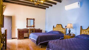 Standard-huone, 2 parisänkyä | Työpöytä, silitysrauta/-lauta, ilmainen Wi-Fi