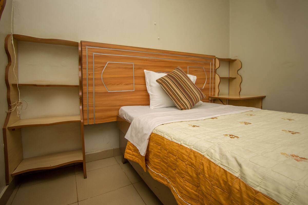 Standard Single Room | Desk