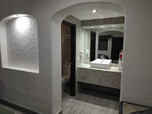 Habitacion Ejecutiva, 1 cama king | Bathroom | Shower, free toiletries, hair dryer, towels