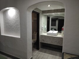 Habitacion Ejecutiva, 1 cama king | Badkamer | Een douche, gratis toiletartikelen, een haardroger, handdoeken