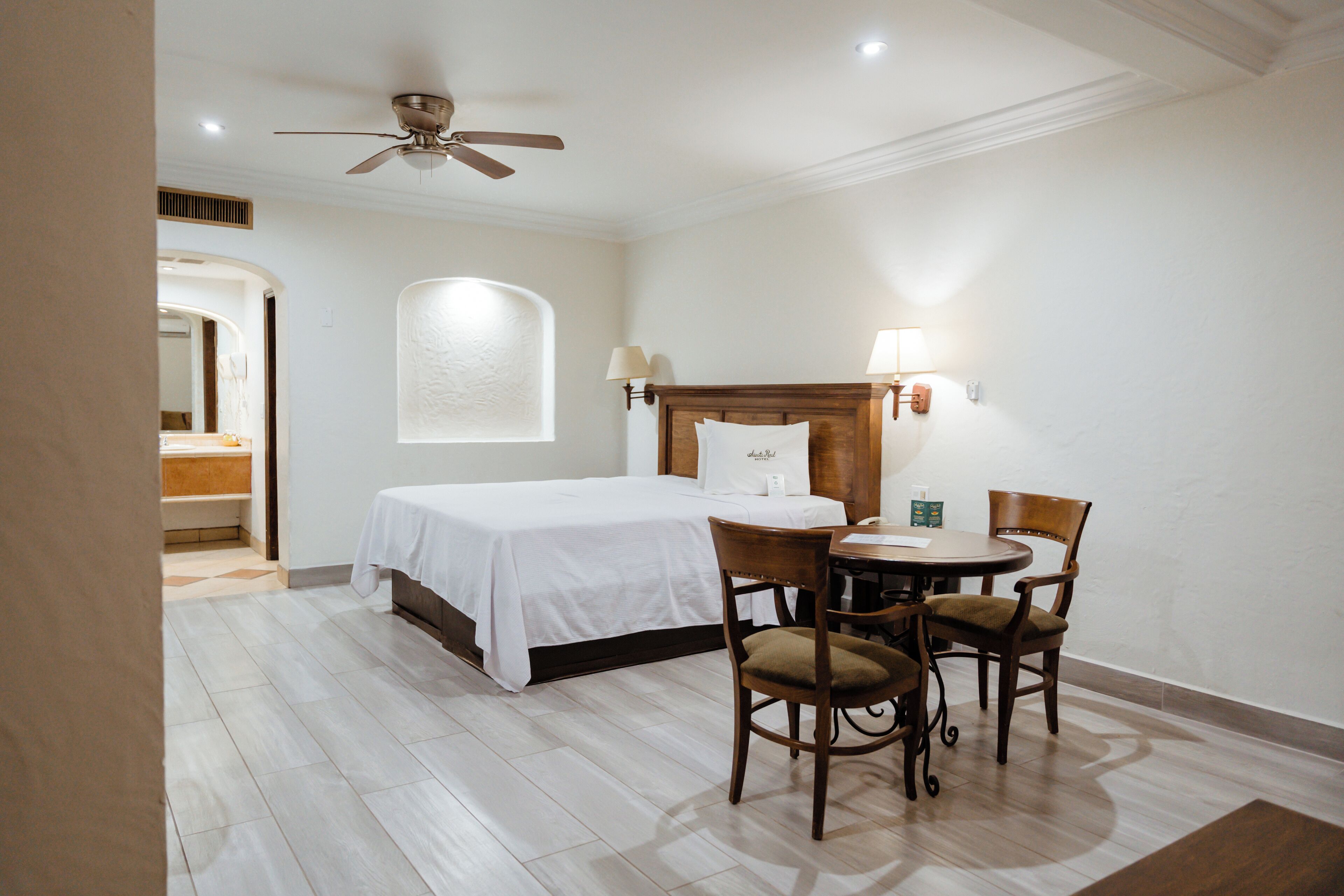 junior suite, 1 cama king | iron/ironing board, free wifi, bed sheets