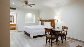 Junior Suite, 1 cama king | Tabla de planchar con plancha, wifi gratis y ropa de cama