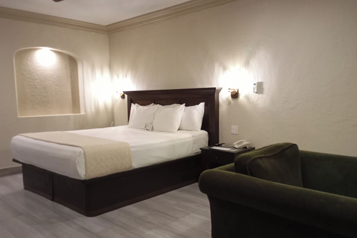 Junior Suite, 1 cama king | 熨斗/熨板、免费 WiFi、床单