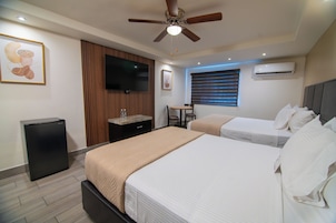 Tabla de planchar con plancha, wifi gratis y ropa de cama