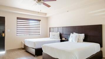 Habitacion estandar dos camas | Tabla de planchar con plancha, wifi gratis y ropa de cama