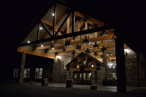 Fassade der Unterkunft – Abend/Nacht