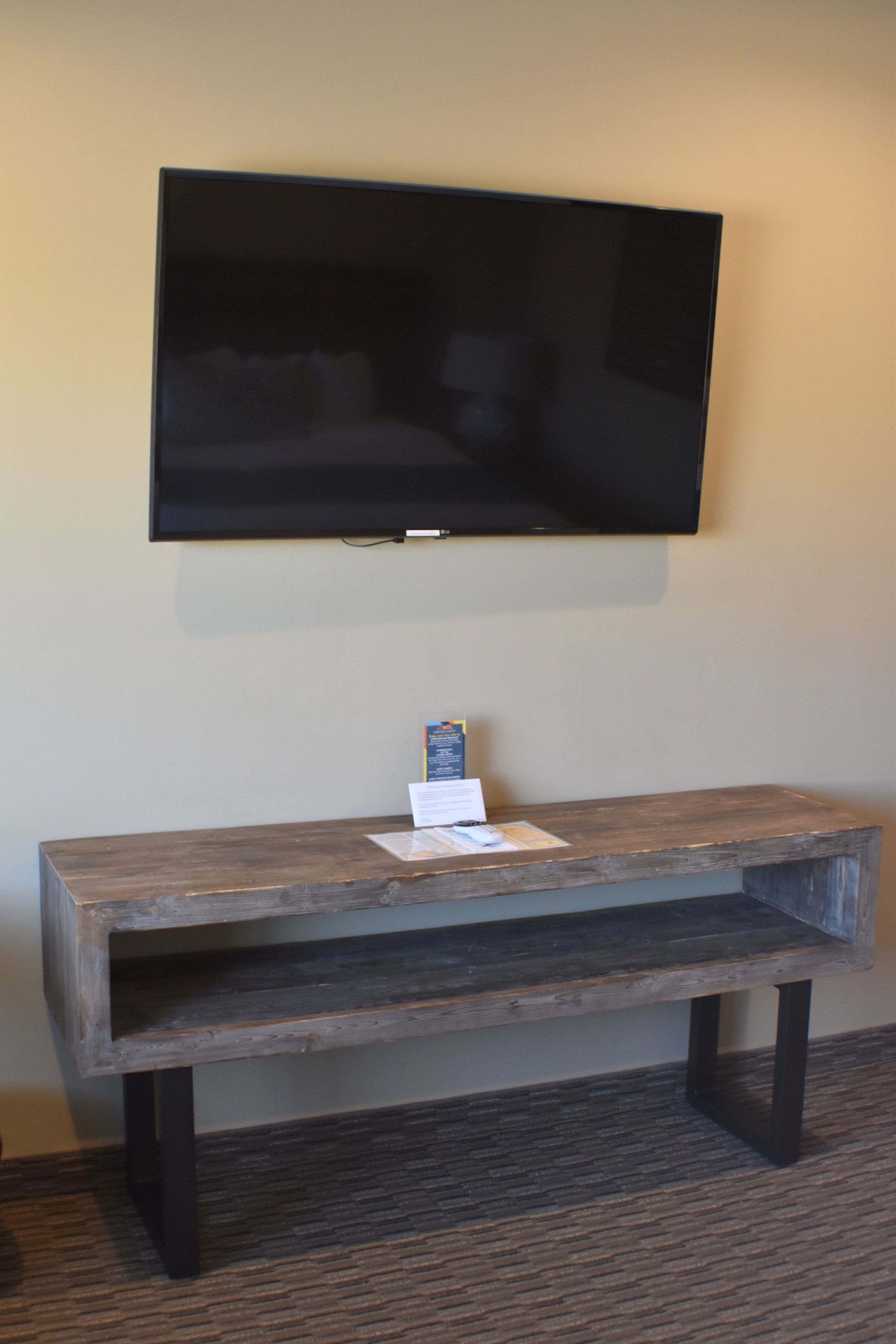 1 bedroom, down duvets, desk, soundproofing