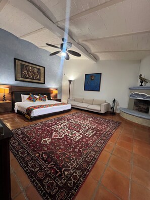 Quarto conforto, 1 cama King | Roupas de cama premium, frigobar (abastecido com itens grátis)