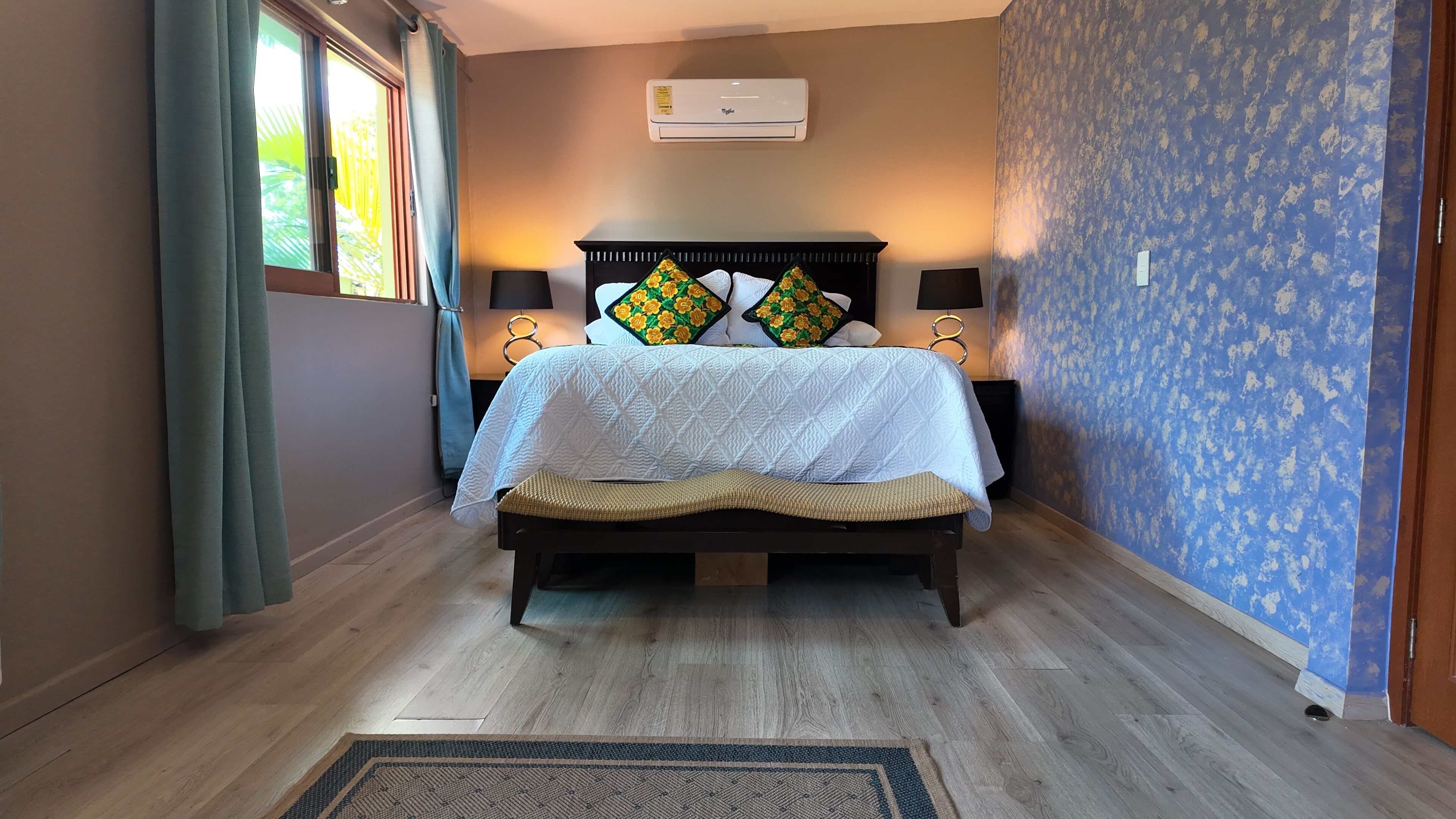 Deluxe Suite, 1 King Bed | Premium bedding, free minibar, in-room safe, individually decorated