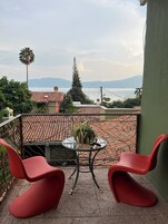 Deluxe Suite, 1 King Bed, Jetted Tub | Terrace/patio