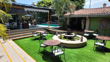 2 restaurantes; se sirven desayunos