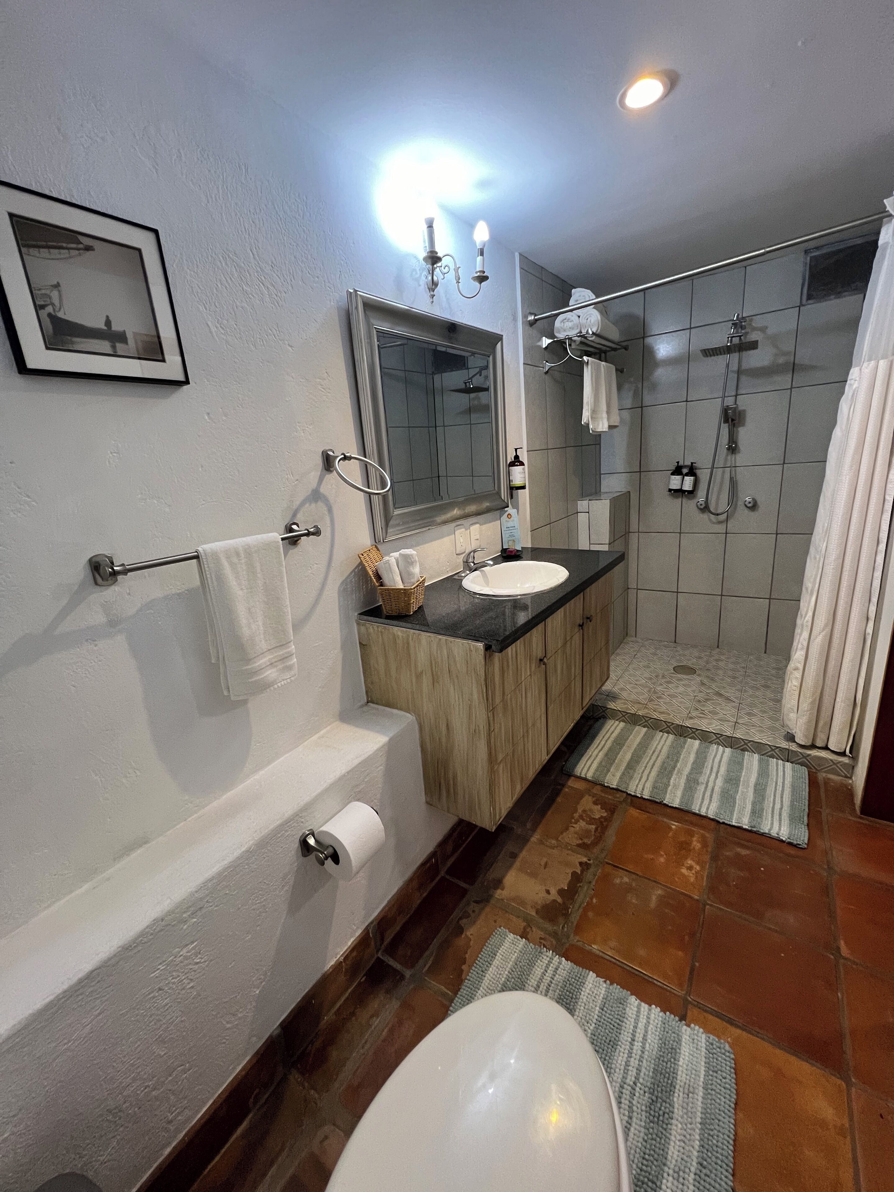 Ein Badezimmer mit Badewanne, Waschbecken, Dusche und Toilette.