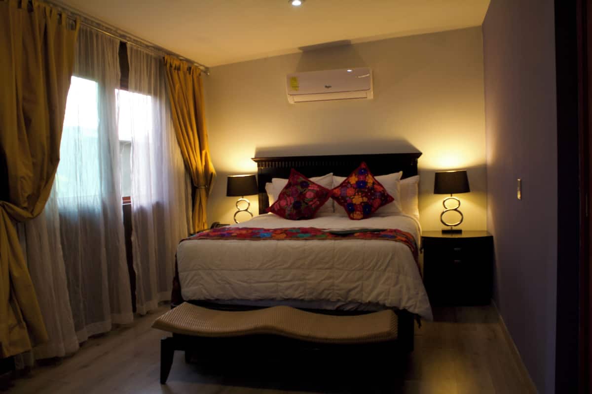 Deluxe suite, 1 kingsize bed | 1 slaapkamer, luxe beddengoed, een gratis minibar, een kluis op de kamer