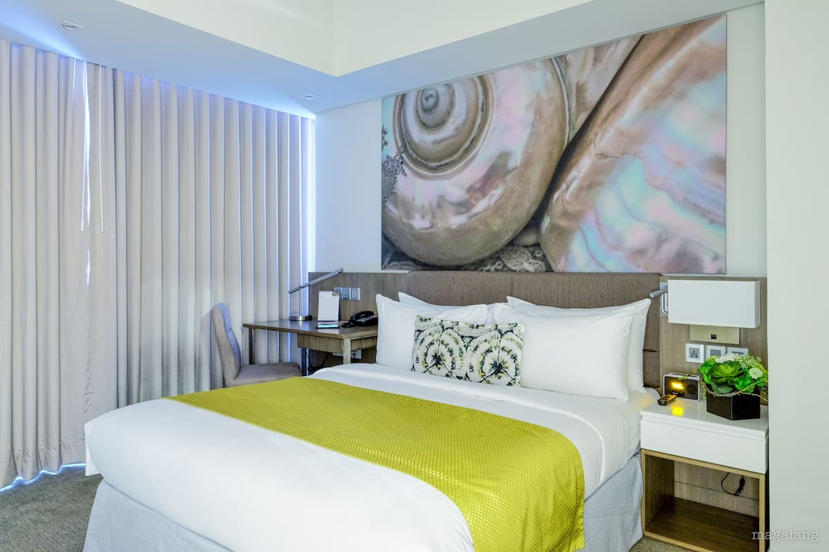 Deluxe Apartment, 2 Bedrooms, Non Smoking | In-room safe, desk, laptop workspace, blackout curtains