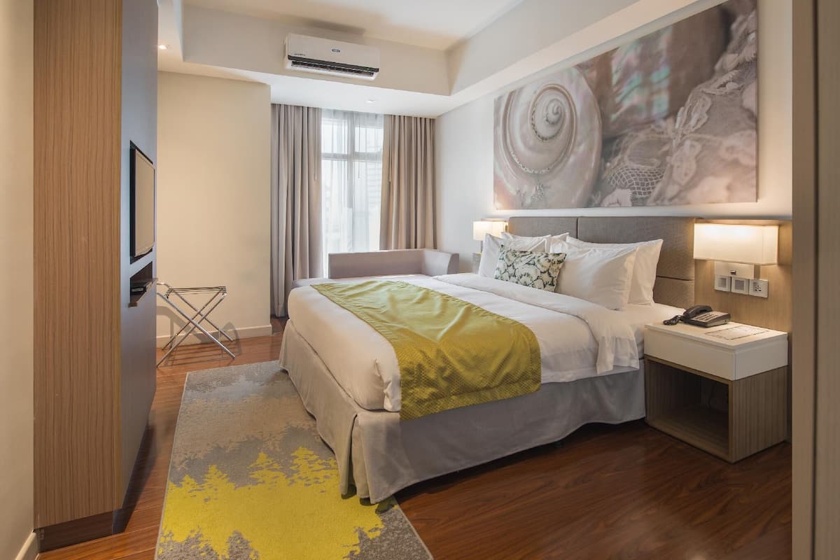 Deluxe Apartment, 1 Bedroom, Non Smoking, Pets Allowed | In-room safe, desk, laptop workspace, blackout drapes