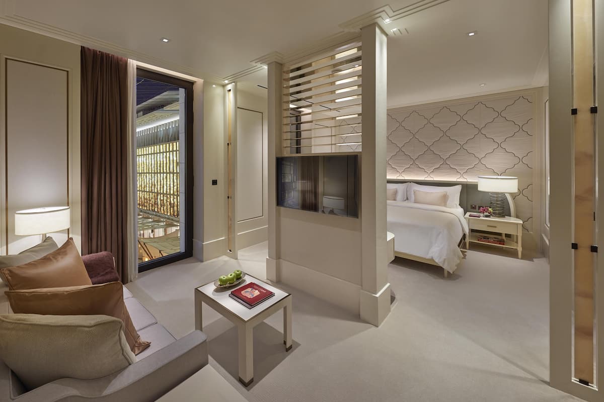 Ropa de cama de alta calidad, edredones de plumas, minibar y caja fuerte