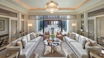 جناح ملكي (Two King Bedrooms) | أغطية فراش متميزة وألحفة محشوة بالريش وأسرّة بإسفنج يتكيف مع شكل الجسم