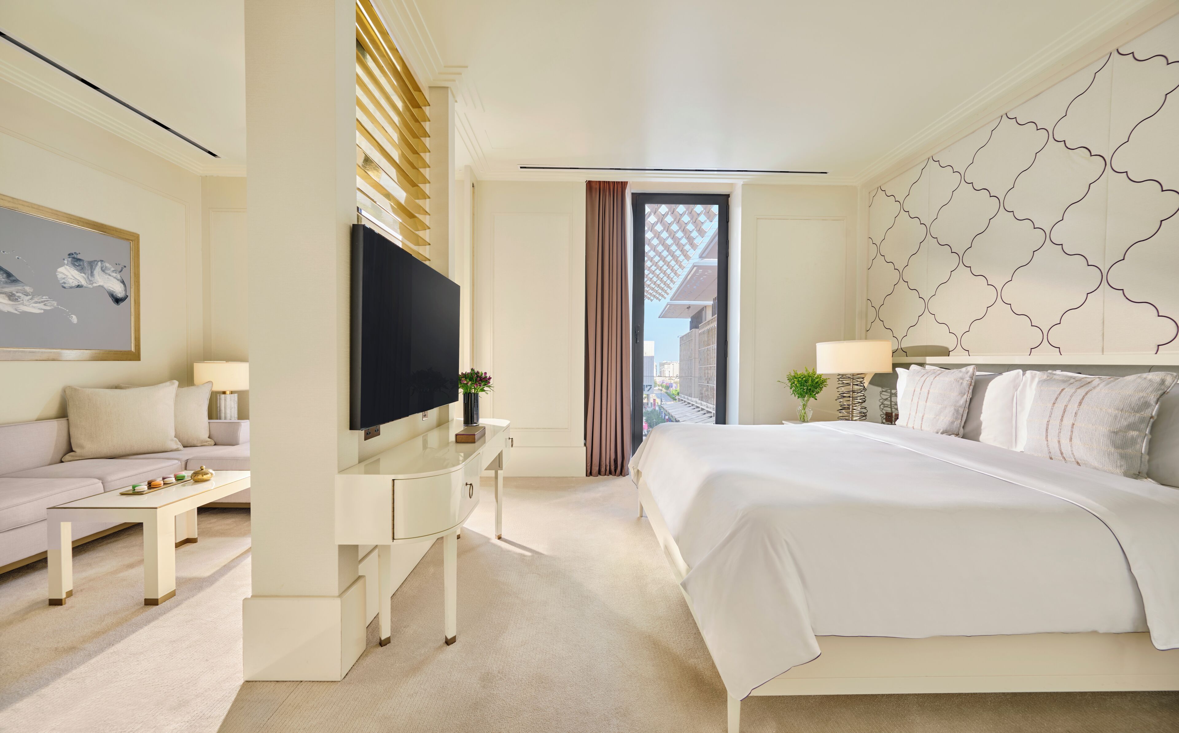 高档床上用品、羽绒被、迷你吧、客房内保险箱