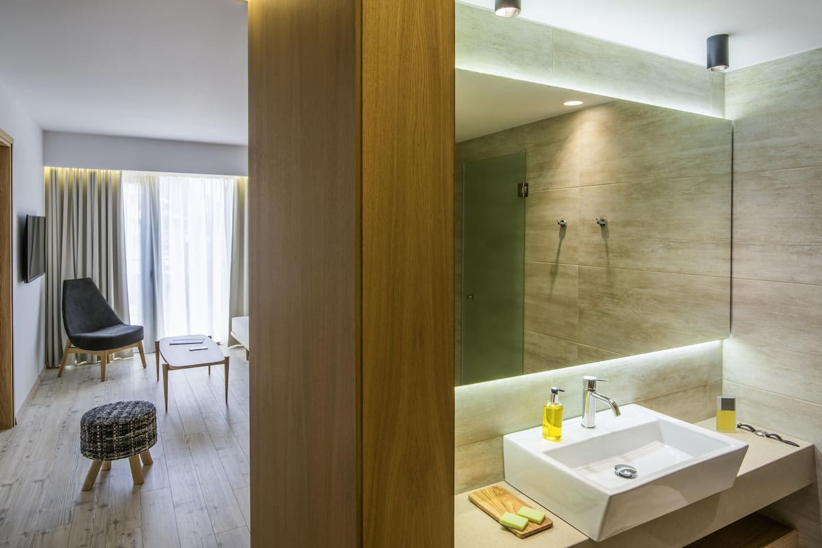 Hochwertige Bettwaren, Minibar, Zimmersafe, Schreibtisch